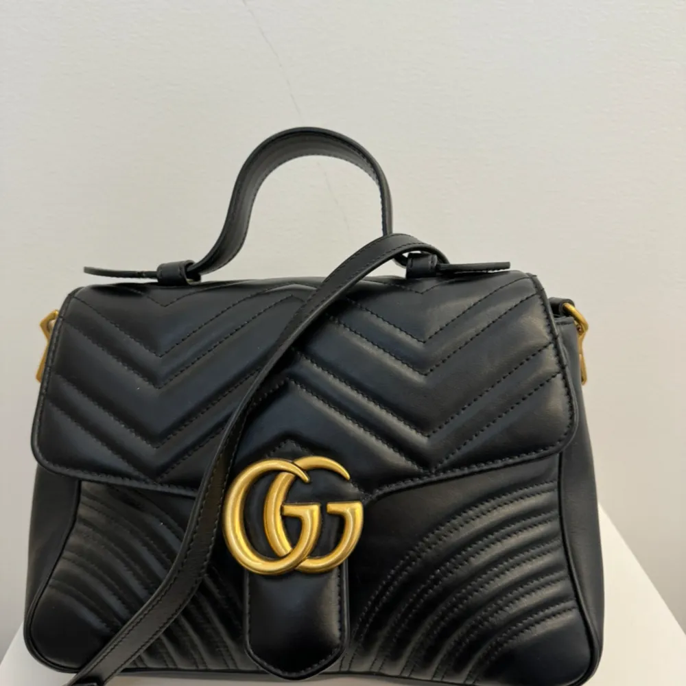 Gucci väska som är oanvänd, säljer pga att den inte kommer till användning. Helt fräsch, kvitto finns. Väskor.