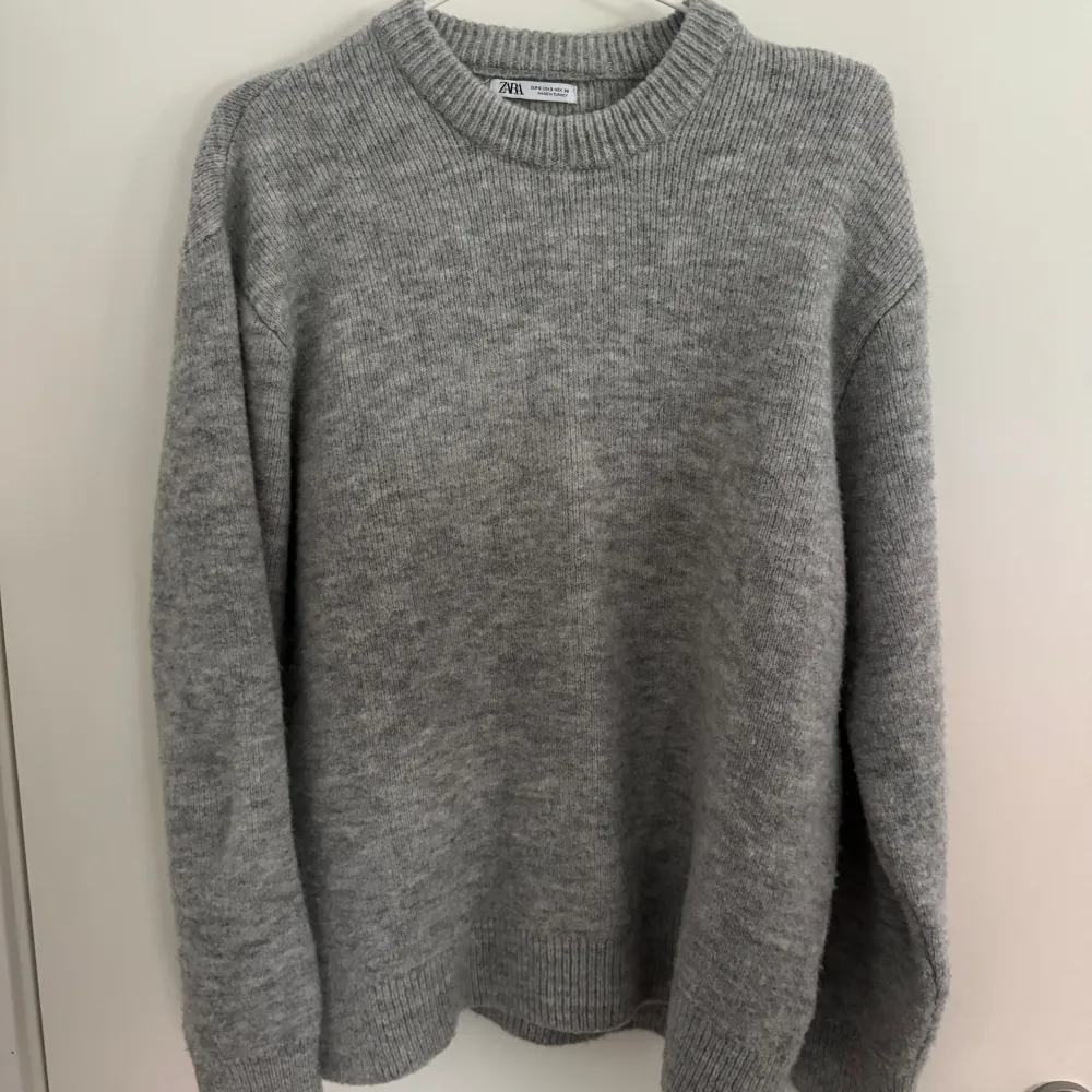 Sweatshirt från Zara Skick 9,5/10 knappt använd  Tjock o skön S men passar även M. Stickat.