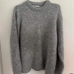 Sweatshirt från Zara Skick 9,5/10 knappt använd  Tjock o skön S men passar även M