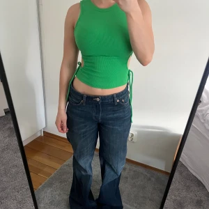 Grön topp zara - En grön topp från zara med hål vid sidan. Supersnygg och härlig färg.  Skriv om du har frågor.  Storlek: S