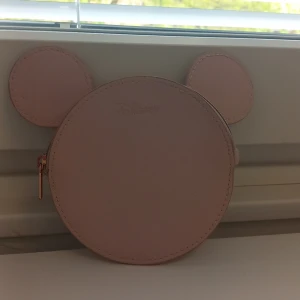 Rosa Disney Plånbok <3 - En vanlig söt rosa Dinsey plånbok med "öron" som ser ut som Mickey Mouse :) (H&M)