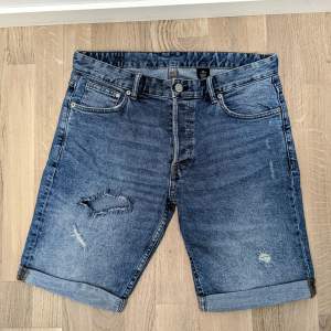 Blå H&M jeansshorts i gott skick. Storlek 32.  Nypris: 300 kr  Hämtas på Ön i Malmö eller skickas per post.