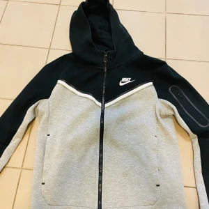 Nike tech fleece hoodie  - Nike tech fleece hoodie, grå och svart 