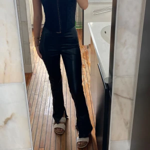 Lågmidjade skinnbyxor med slits  - Skinnbyxor som är lågmidjade/ mid med slits. Jätte snygga men kommer tyvärr inte till användning 