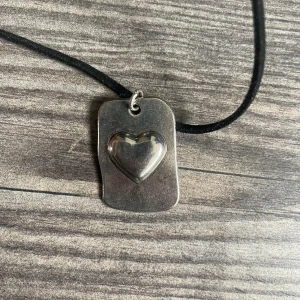 Halsband  - Nytt halsband ser lite slitet å ruffigt ut den stilen 