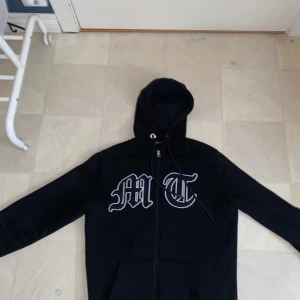 Tuttolente zip hoodie  - As fet Tuttolente zip hoodie i bra skick, säljer för att den är lite för liten på mig. Enda flawet är på ena drawstringen vilket man kan se på sista bilden priset är ej hugget i sten