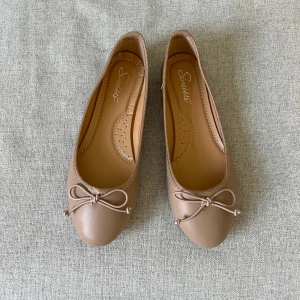 Ballerina - Beiga ballerina skor. Köptes i Italien, helt oanvända. Lite mindre i storleken, passar 37/38!