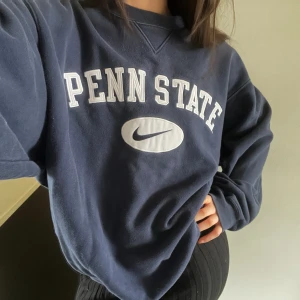 Vintage Nike sweatshirt/tjocktröja - Marinblå. Bra skick. Storlek L (jag har normalt S i storlek) perfekt året runt. Unisex