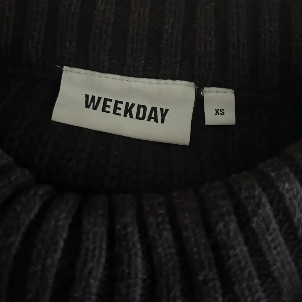 Marinblå stickad tröja från WEEKDAY, använd men i fint skick🩵. Tröjor & Koftor.