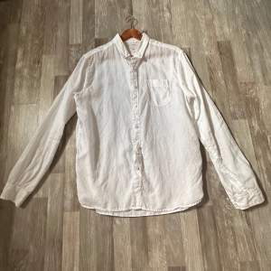 Vit linneskjorta från Knowledge Cotton Apparel. storlek XL slim fit men skulle säga att den sitter som en L. 