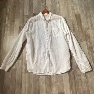 Vit linneskjorta från Knowledge Cotton Apparel. storlek XL slim fit men skulle säga att den sitter som en L. 