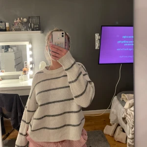 Stickad tröja  - Randig stickad tröja 