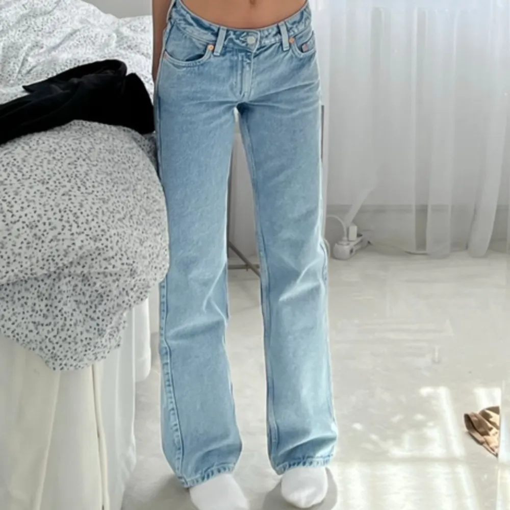 Ett par ljusblåa lågmidjade jeans från Weekday. Superfin modell som formar bra. Jeansen är använda ett fåtal gånger men inget som märks eller syns. De passar mig som vanligtvis bär 32/34.. Jeans & Byxor.