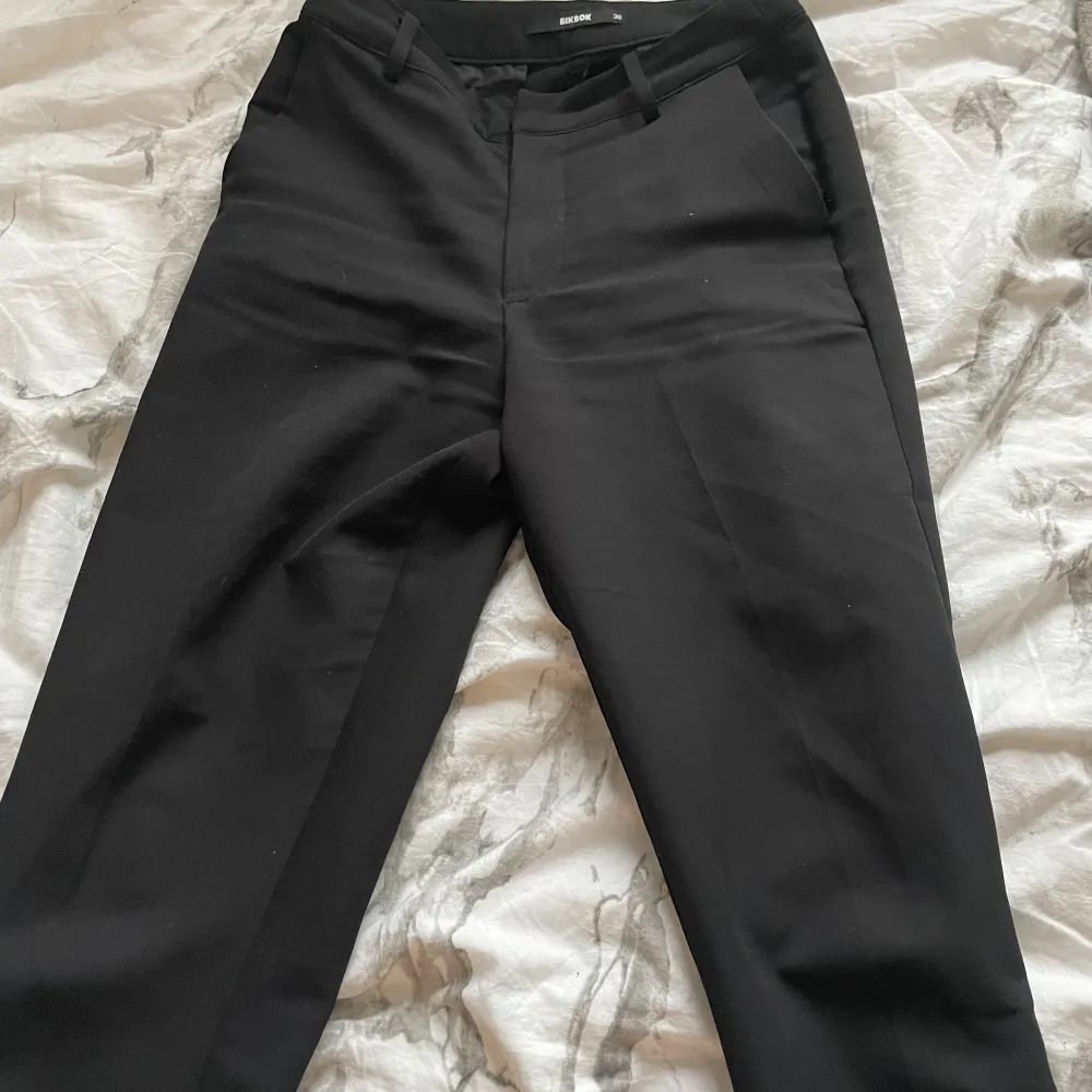 Svarta kostymbyxor från BikBok i storlek 36. Relativt nya och bra skick. Säljer pga att jag vill köpa nya med låg midja istället för dessa med medelhög midja:) Nypris 499kr. Jeans & Byxor.