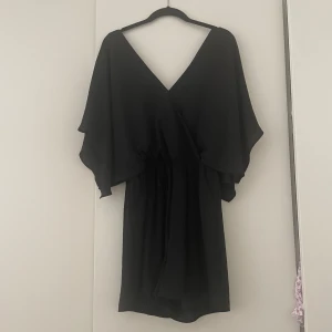 Byxdress - En superfin byxdress med fickor på sidan!  djup urringning fram och back med fina volang armar! finns en knapp framtill beroende på hur man vill ha den 