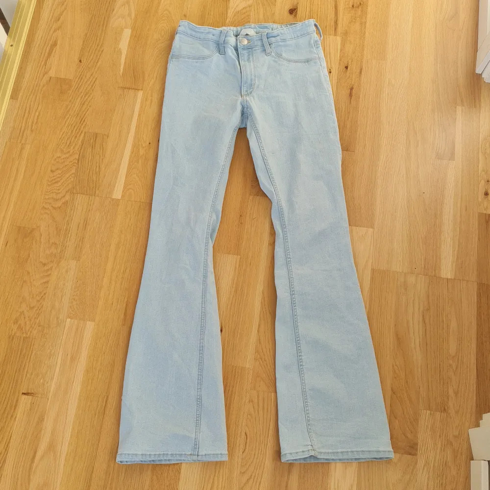 Jeans från hm. Storlek 158/12-13 år  Använd ungefär 2 gånger annars i nytt skick Flared jeans. Jeans & Byxor.