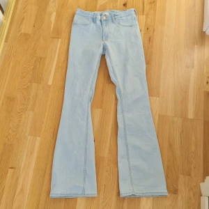 Jeans - Jeans från hm. Storlek 158/12-13 år  Använd ungefär 2 gånger annars i nytt skick Flared jeans