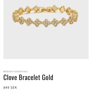Klöver armband  - FRAKT INGÅR!! Säljer mitt superfina armband från medusa essentials i storlek 18 cm. Den är bara använd två gånger. Säljer då jag inte anvönder längre. Nypris är 849 och mitt pris är 499 kr. Kvitto finns🫶🏼☺️