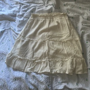 Kjol - Säljer en jätte fin kräm vit kjol från vila!! För bilder på är det bara att höra av sig💕
