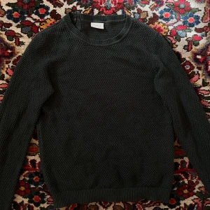 Stickad VILA tröja - Jätteskön och fin mörkgrön tröja från VILA, använd någon gång men skulle säga nyskick. 