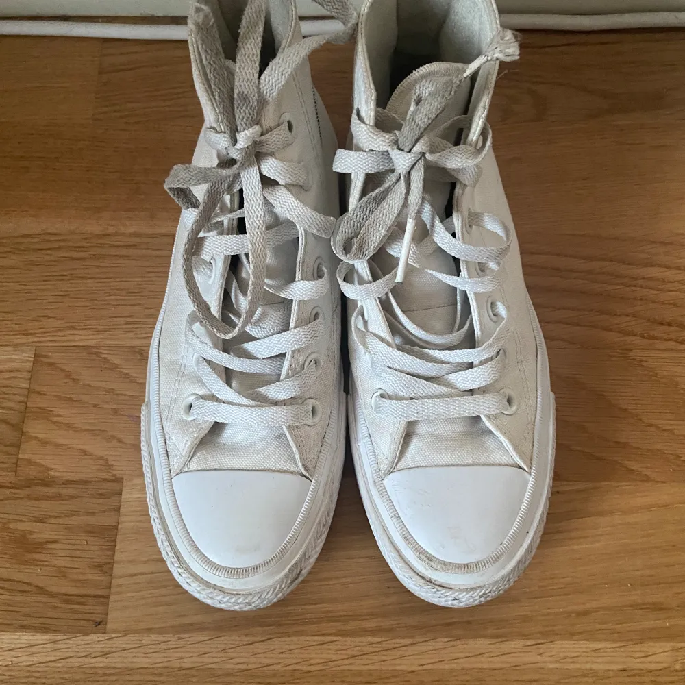säljer dem här skorna då dem inte kommer till användning. dem är lite smutsiga, men går att tvätta bort. använd endast ”köp nu” 💘. Skor.