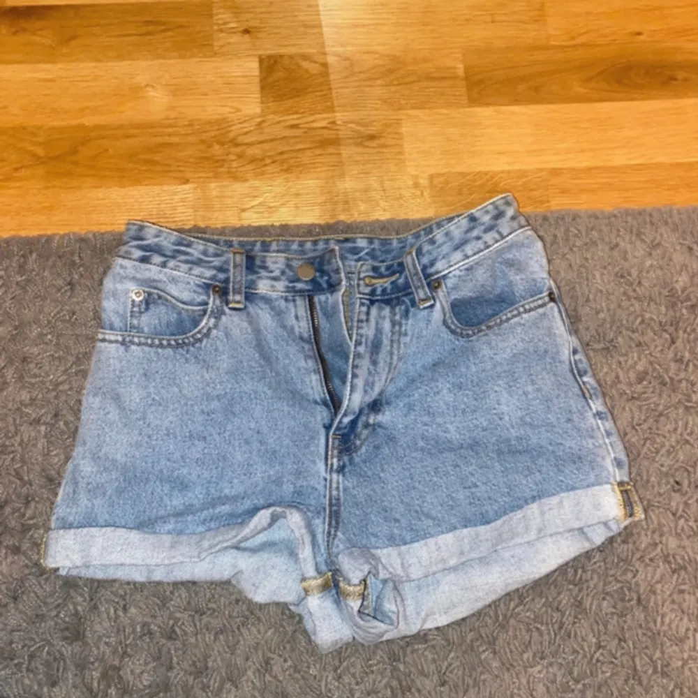 Blåa vanliga jeansshorts i storlek s  Köpta secondhand  Köparen står för frakt . Shorts.