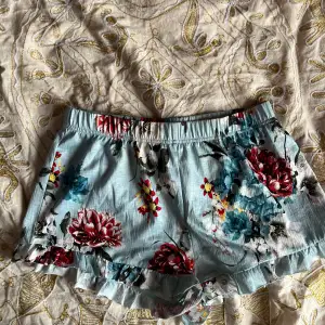 Korta och utsvänga shorts i bloomerstil som är luftiga och sköna. Passar perfekt för sommaren eller som pyjamas ✨