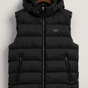 Gant väst  - Gant väst i passar folk mellan 170-180 Xs-S västen har en liten reva där bak nedanför ryggen men är inte så synbar annars nyskick pris kan diskuteras, vid frågor äre bara o skriva.