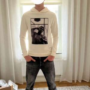 Limitato hoodie - Tjena snygg limitato hoodie strlk s men passar även m. Den har några fläckar. Men ska skrubba bort de allt jag kan. Nypris 3k.