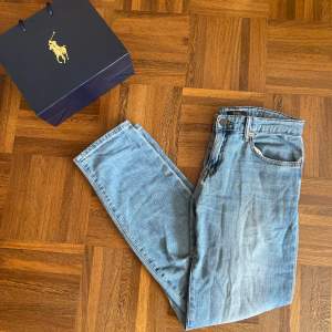 Snygga jeans gjorda av Polo Ralph Lauren. Dom är i en somrig ljusblå färg ☀️Jeansen är i princip nyskick förutom en liten defekt på vänster sida av jeansen. Hör av dig vid frågor och funderingar!💫