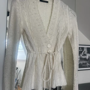 Stickad kofta - Kofta från Vero Moda😍 Säljer då den inte kommit till användning. Bra skick och mysigt material🫶