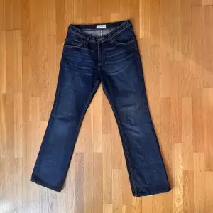 Säljer dessa supersnygga lowwaist/midwaist jeans från Lee! Skulle säga att de är ett mellanting mellan raka och bootcut💕 De är uppsydda och passar för någon som är typ 155-165☺️ Skriv gärna för fler bilder eller mått! 