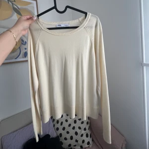 Tunn stickad tröja  - Tunn stickad tröja i en krämvit färg 🤍 köparen står för frakt ❣️
