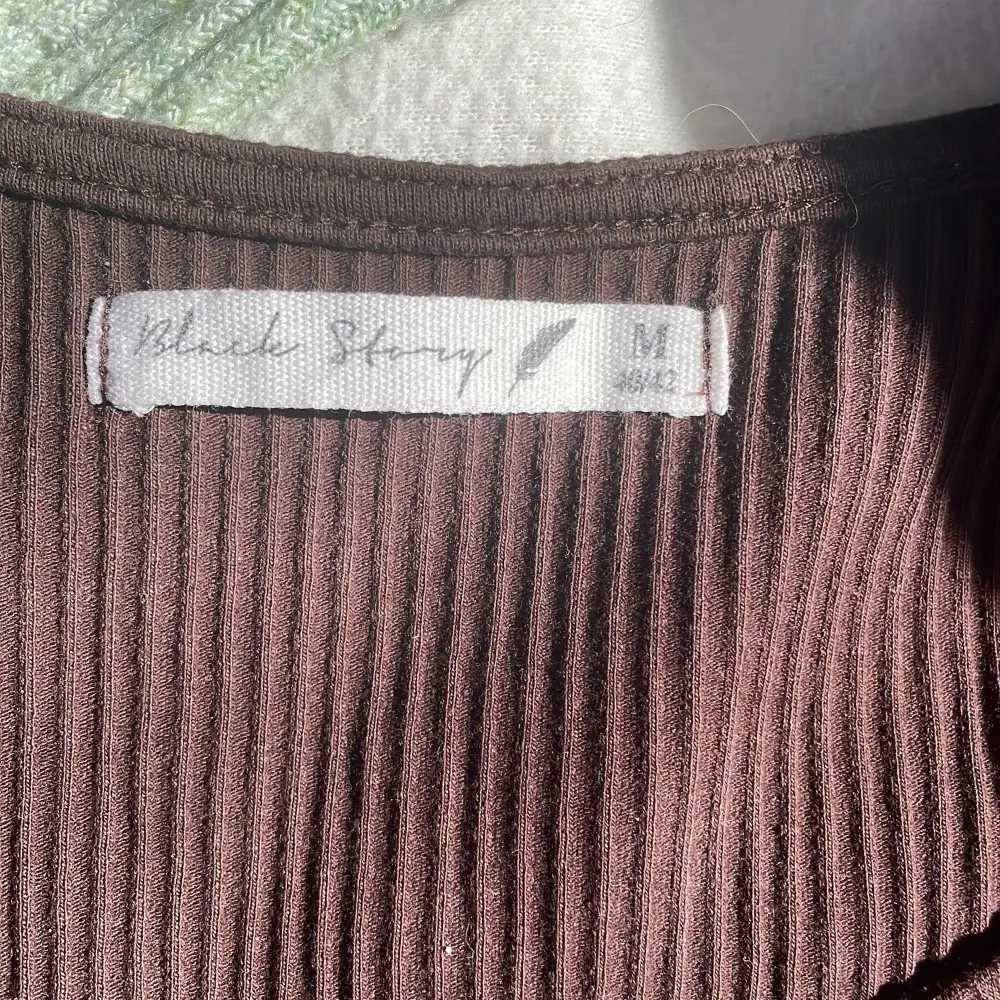 Fin långarmad tröja från märket black story. Tröjan är i M men passar S också. Använd fåtal gånger och ser ny ut. . Tröjor & Koftor.