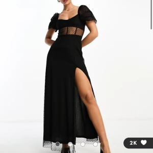 Svart långklänning med slits - Perfekt för bal eller festliga tillfällen. Nyckick, ordinarie pris 1070kr Finns i två storlekar