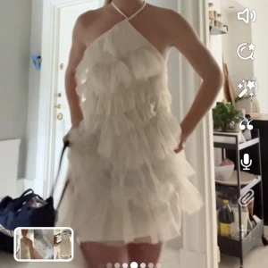 Studentklänning  - Så fin studentklänning💗 aldrig använd då jag har köpt en annan som jag ska ha💗 passar mig som är 160! Skriv för mer bilder 