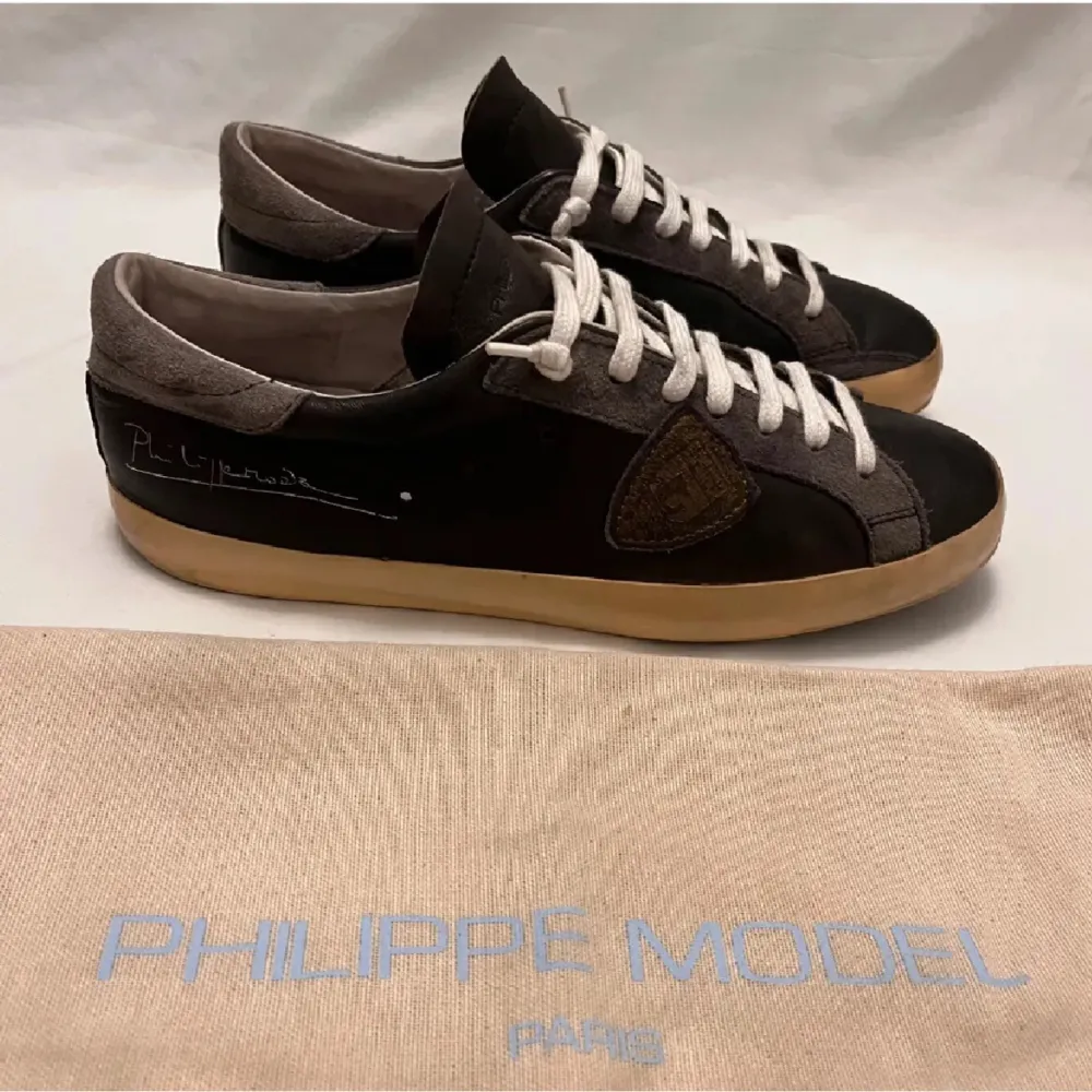 Säljer nu dessa unika och feta skor ifrån Philippe modell, dom är i bra skick och i storlek 43 men pssar dig som har 41-42. Skor.