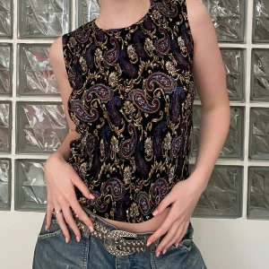 Mönstrad räfflad topp - Säljer denna unika räfflade top med coolt mönster 💟Otrolig kvalité!!! Den är köpt vintage i Barcelona 😊 Passar lika bra till sommar som höst! 