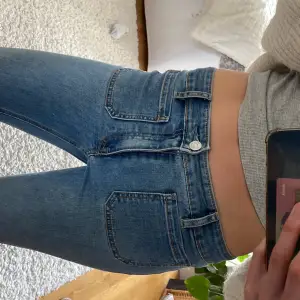 Utsvängda jeans med söta fickor fram. Från mangos ungdomsavdelningen, motsvarar storlek xs-s