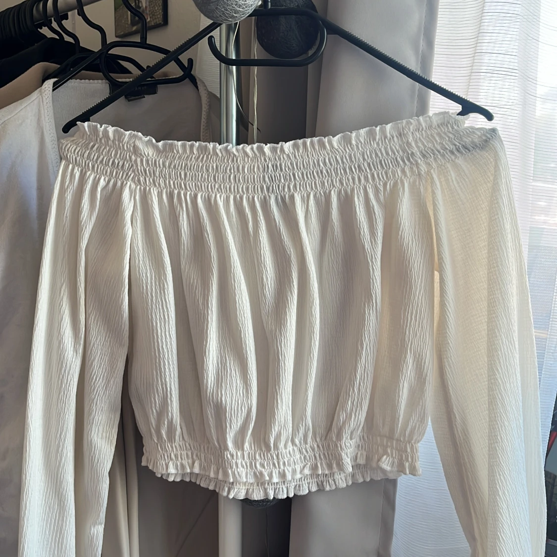 Vit ofshoulder tröja. - 90