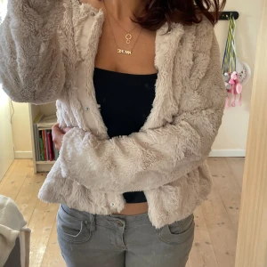 Vårjacka  - Supermysig fluffig vårjacka från vero moda💗