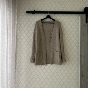 Weekday kofta - MTWTFSS WEEKDAY Säljer nu min älskade kofta till endast 200kr, priset går absolut att diskutera - så länge den hamnar i rätt hem <3 Nypris: 779kr Kabelstickad kofta med 70% äkta ull. Kofta med fint skick. Varsamt använd.