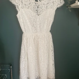 Klänning - Säljer denna köpt från Nelly för 1 års sedan. Aldrig andvänd och är från Milano