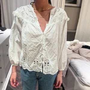 Blus - Söt blus från zara. Använd få gånger ❤️ köparen står för frakten 