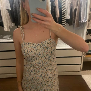 Längre blommig klänning Shein - Använd väldigt få gånger! Har knytband så man själv kan bestämma hur man vill att den sitter 