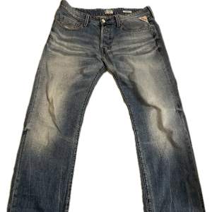 Säljer dessa skitsnygga Replay jeans modell Jennon. Storlek w33 w32. Köptes på plick men var alldeles för stora. Passar nån som är 180-190 ungefär