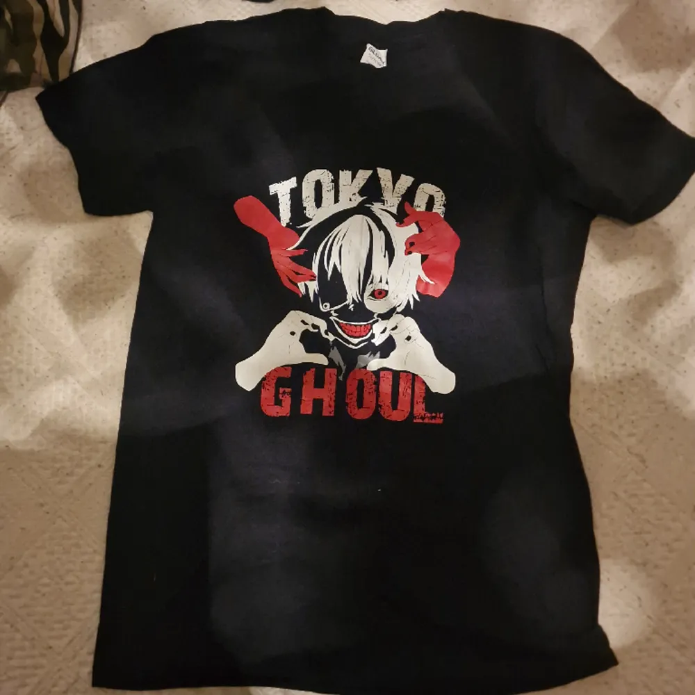 Tokyo Ghoul tshirt! Never used. The print is super clean and fresh just like new.   Aldrig använd! Pris kan diskuteras!. T-shirts.