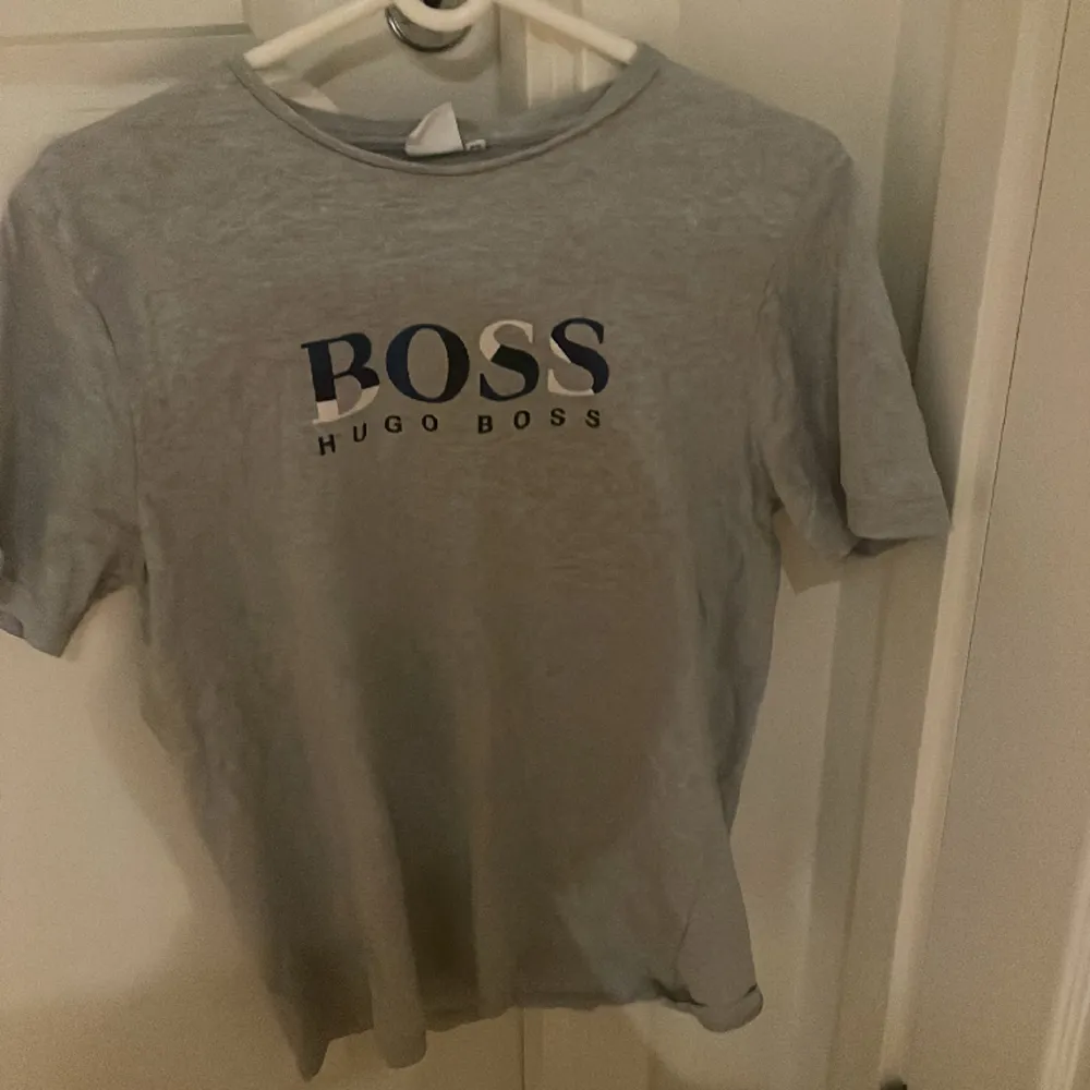 Hugo Boss T-shirt i gott skick. Storleken är 16 år, men sitter som XS eller S. T-shirts.