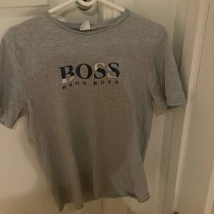 Hugo Boss T-shirt i gott skick. Storleken är 16 år, men sitter som XS eller S