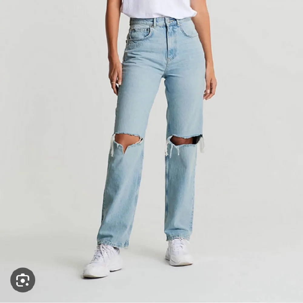 Säljer dessa jättefina jeans från Gina. Jättebra skick! Kom privat för fler bilder. 150kr + frakt. Pris kan diskuteras vid snabb affär.🥰. Jeans & Byxor.